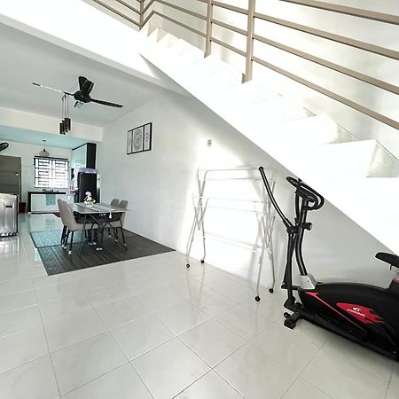 Chempaka Homestay Seri Iskandar Extérieur photo